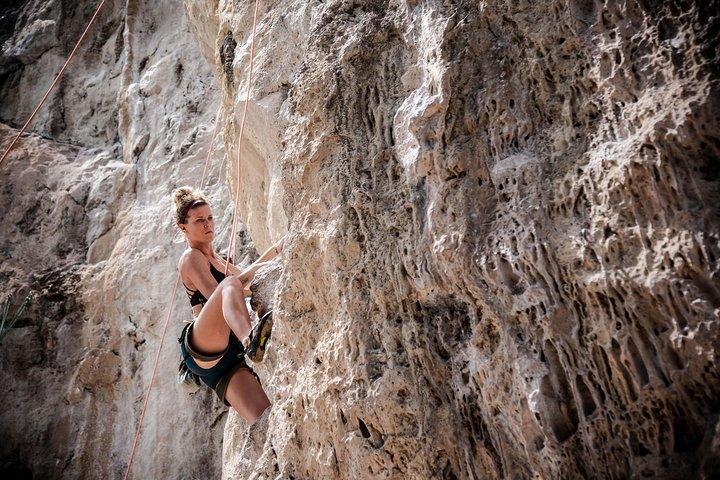 Tour di arrampicata e speleologia di un'intera giornata con Pranzo. Per principianti alla spiaggia di Railay a Krabi