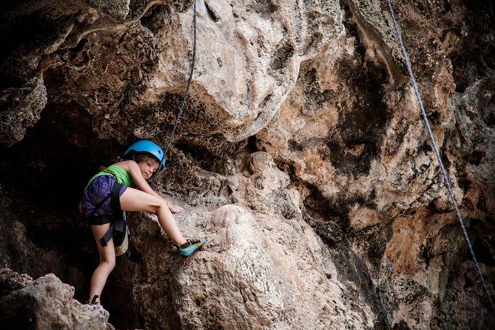 Tour di arrampicata e speleologia di un'intera giornata con Pranzo. Per principianti alla spiaggia di Railay a Krabi