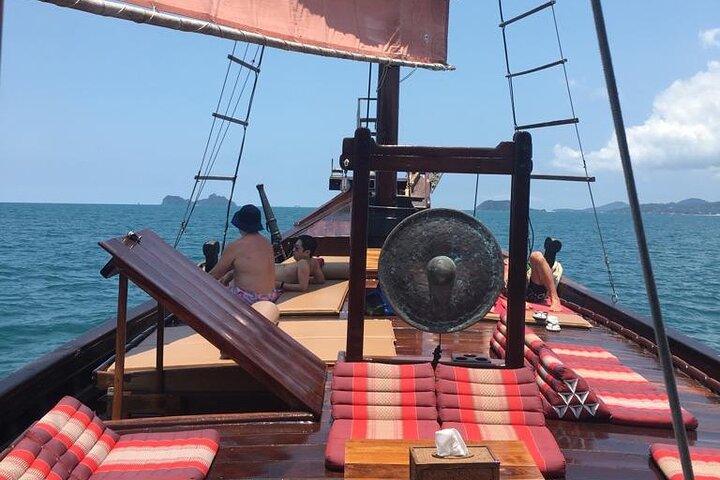 Crociera di un'intera giornata a Chantara Pirate Junk Boat Koh Phangan con tramonto