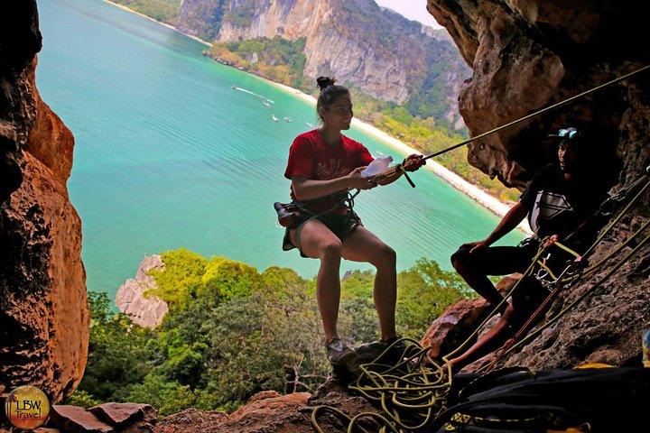 Tour di arrampicata e speleologia di un'intera giornata con Pranzo. Per principianti alla spiaggia di Railay a Krabi