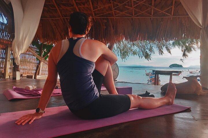 Lezione di yoga all'alba con vista sulla spiaggia, sul mare e sull'alba