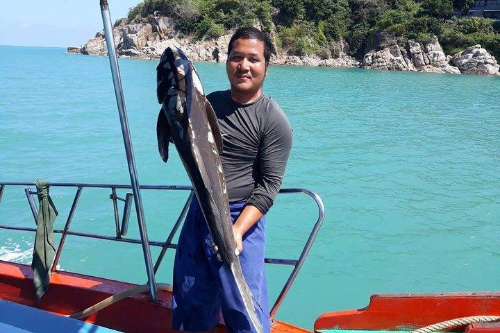 Gita di un giorno di pesca Mr. Tu in barca Escort da Koh Samui, con Pranzo