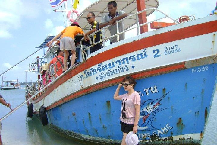 Gita di un giorno di pesca Mr. Tu in barca Escort da Koh Samui, con Pranzo