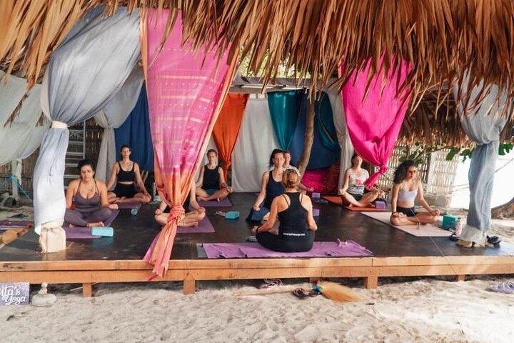 Lezione di yoga all'alba con vista sulla spiaggia, sul mare e sull'alba