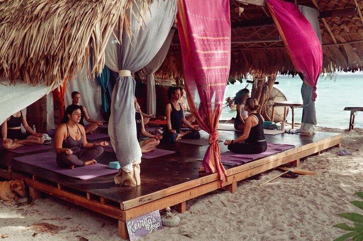 Lezione di yoga all'alba con vista sulla spiaggia, sul mare e sull'alba