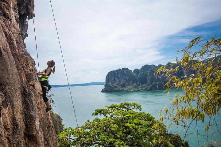 Tour di arrampicata e speleologia di un'intera giornata con Pranzo. Per principianti alla spiaggia di Railay a Krabi