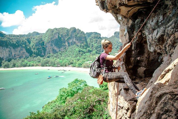 Tour di arrampicata e speleologia di un'intera giornata con Pranzo. Per principianti alla spiaggia di Railay a Krabi