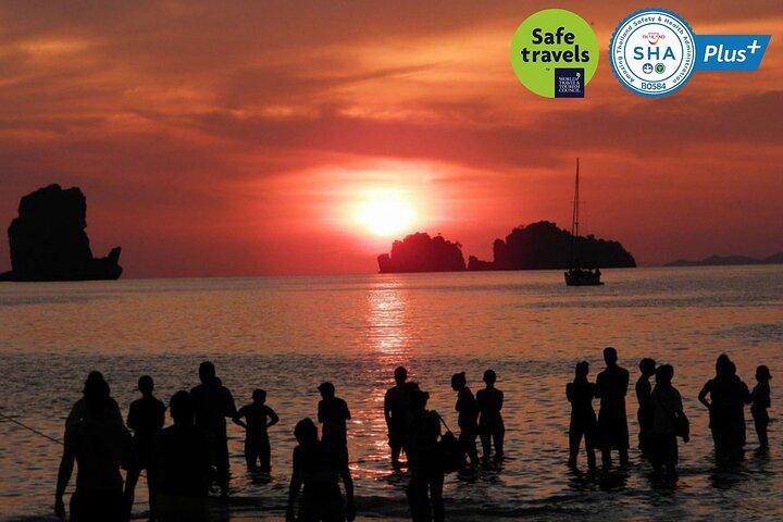 Tour di snorkeling al tramonto e bioluminescenza di Krabi 7 isole in barca Big Longtail