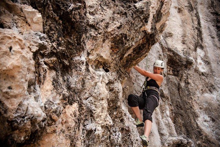 Tour di arrampicata e speleologia di un'intera giornata con Pranzo. Per principianti alla spiaggia di Railay a Krabi