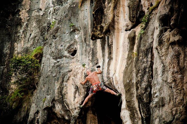 Tour di arrampicata e speleologia di un'intera giornata con Pranzo. Per principianti alla spiaggia di Railay a Krabi